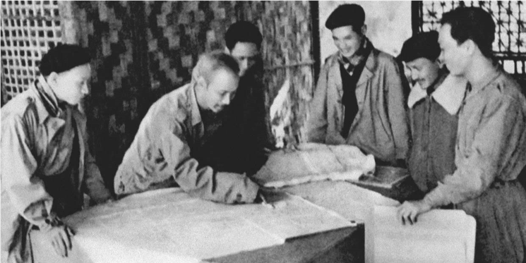 Sinh hoạt dưới cờ và kể câu chuyện về học tập và làm theo tư tưởng, đạo đức, phong cách Hồ Chí Minh tuần 16