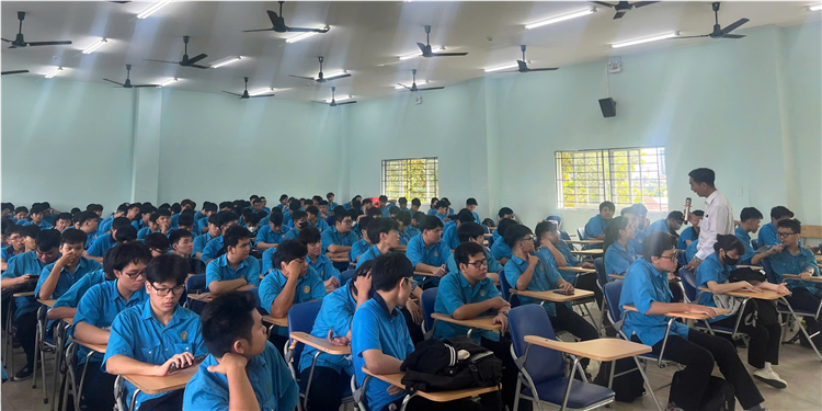 TƯ VẤN THỊ TRƯỜNG LAO ĐỘNG VÀ ĐỊNH HƯỚNG VIỆC LÀM CHO GẦN 200 SINH VIÊN TRƯỜNG TRUNG CẤP KỸ THUẬT VÀ NGHIỆP VỤ CÔNG ĐOÀN BÌNH DƯƠNG