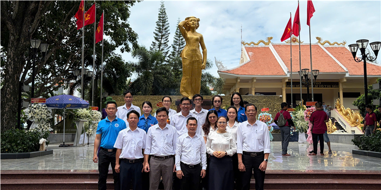 TIẾP NỐI TRUYỀN THỐNG “ UỐNG NƯỚC NHỚ NGUỒN” – LÃNH ĐẠO TRUNG TÂM DỊCH VỤ VIỆC LÀM THÀNH PHỐ HỒ CHÍ MINH DÂNG HƯƠNG TƯỞNG NIỆM CÁC ANH HÙNG LIỆT SỸ