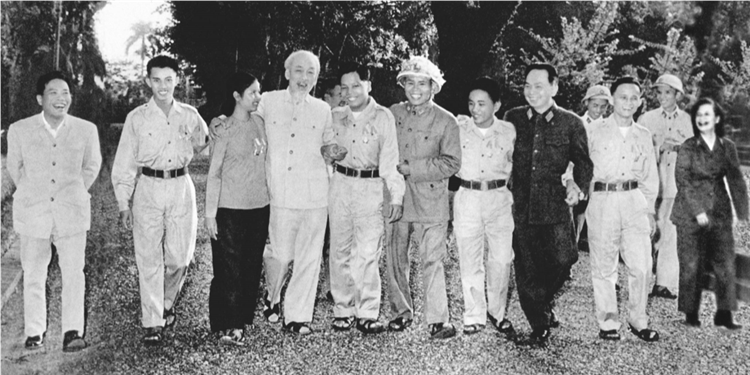Sinh hoạt dưới cờ và kể câu chuyện về “Đẩy mạnh học tập, thực hành tư tưởng, đạo đức, phương pháp, phong cách Hồ Chí Minh trong giai đoạn phát triển mới” tuần 36