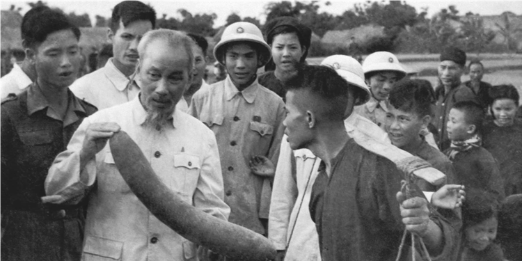 Sinh hoạt dưới cờ và kể câu chuyện về “Đẩy mạnh học tập, thực hành tư tưởng, đạo đức, phương pháp, phong cách Hồ Chí Minh trong giai đoạn phát triển mới” tuần 39