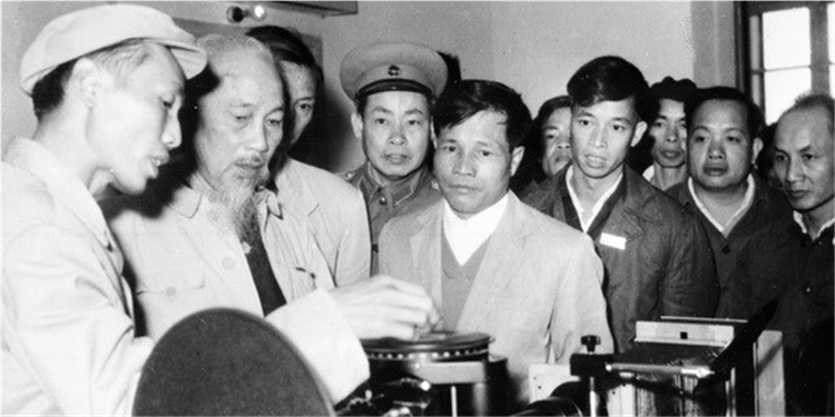 Sinh hoạt dưới cờ và kể câu chuyện về “Đẩy mạnh học tập, thực hành tư tưởng, đạo đức, phương pháp, phong cách Hồ Chí Minh trong giai đoạn phát triển mới” tuần 40