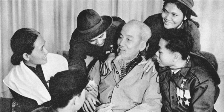 Sinh hoạt dưới cờ và kể câu chuyện về “Đẩy mạnh học tập, thực hành tư tưởng, đạo đức, phương pháp, phong cách Hồ Chí Minh trong giai đoạn phát triển mới” tuần 42