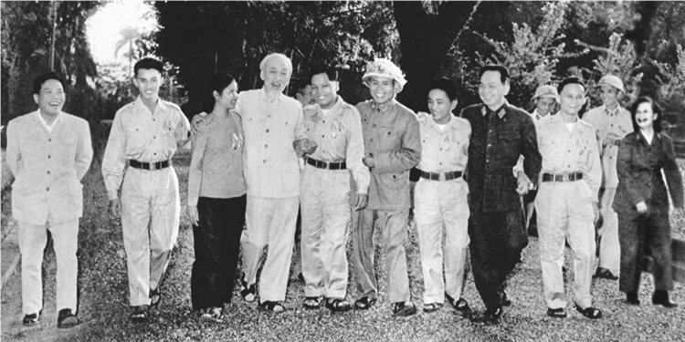 Sinh hoạt dưới cờ và kể câu chuyện về “Đẩy mạnh học tập, thực hành tư tưởng, đạo đức, phương pháp, phong cách Hồ Chí Minh trong giai đoạn phát triển mới” tuần 43