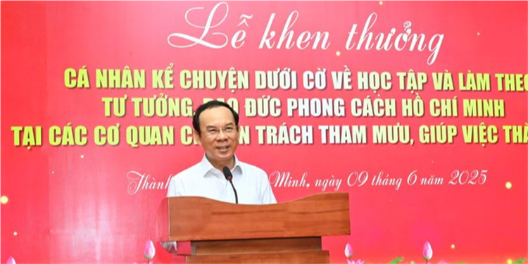 Khen thưởng cá nhân kể chuyện dưới cờ về học và làm theo Bác