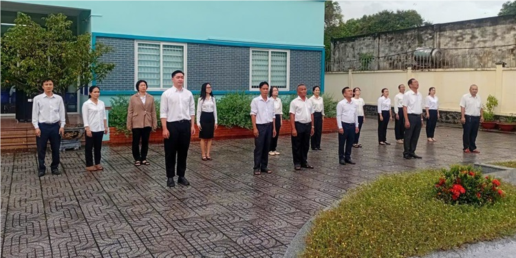 Sinh hoạt dưới cờ và kể câu chuyện về Bác Hồ tuần 42