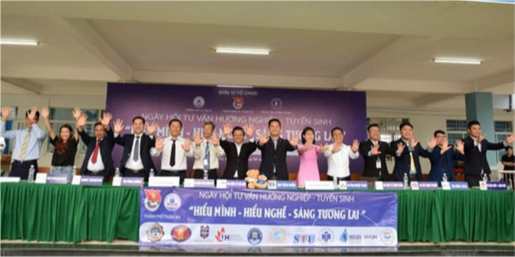 LIÊN KẾT ĐÀO TẠO GIỮA TRƯỜNG NGHỀ VÀ DOANH NGHIỆP: GIẢI PHÁP NÂNG CAO CHẤT LƯỢNG NGUỒN NHÂN LỰC