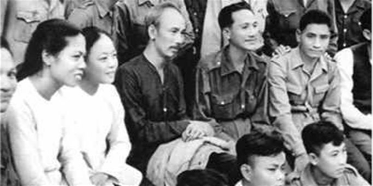 Sinh hoạt dưới cờ và kể câu chuyện về học tập và làm theo tư tưởng, đạo đức, phong cách Hồ Chí Minh tuần 47