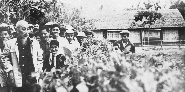 Sinh hoạt dưới cờ và kể câu chuyện về học tập và làm theo tư tưởng, đạo đức, phong cách Hồ Chí Minh tuần 48