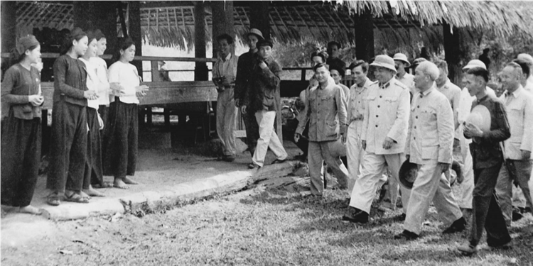 Sinh hoạt dưới cờ và kể câu chuyện về học tập và làm theo tư tưởng, đạo đức, phong cách Hồ Chí Minh tuần 49