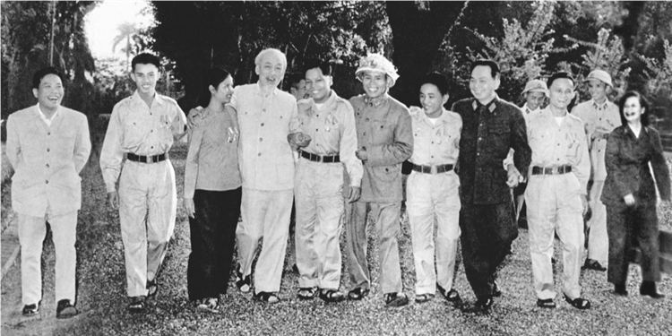 Sinh hoạt dưới cờ và kể câu chuyện về học tập và làm theo tư tưởng, đạo đức, phong cách Hồ Chí Minh tuần 50