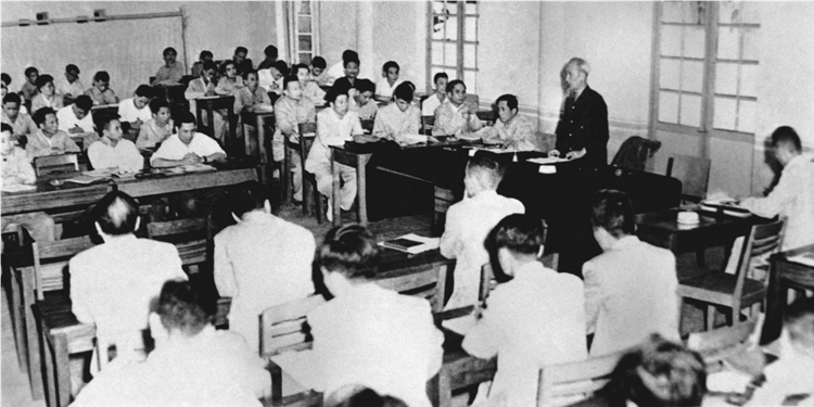 Sinh hoạt dưới cờ và kể câu chuyện về học tập và làm theo tư tưởng, đạo đức, phong cách Hồ Chí Minh tuần 51