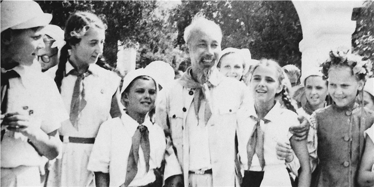 Sinh hoạt dưới cờ và kể câu chuyện về học tập và làm theo tư tưởng, đạo đức, phong cách Hồ Chí Minh tuần 04