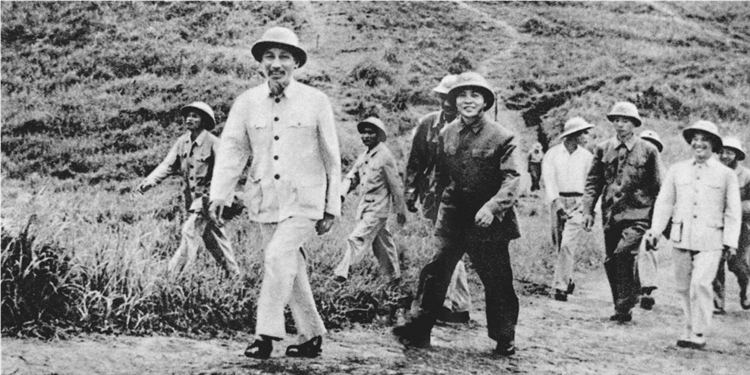 Sinh hoạt dưới cờ và kể câu chuyện về học tập và làm theo tư tưởng, đạo đức, phong cách Hồ Chí Minh tuần 05