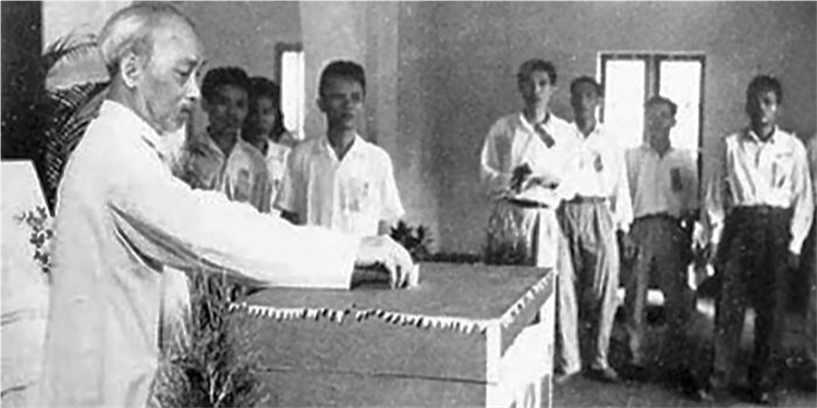 Sinh hoạt dưới cờ và kể câu chuyện về học tập và làm theo tư tưởng, đạo đức, phong cách Hồ Chí Minh tuần 11