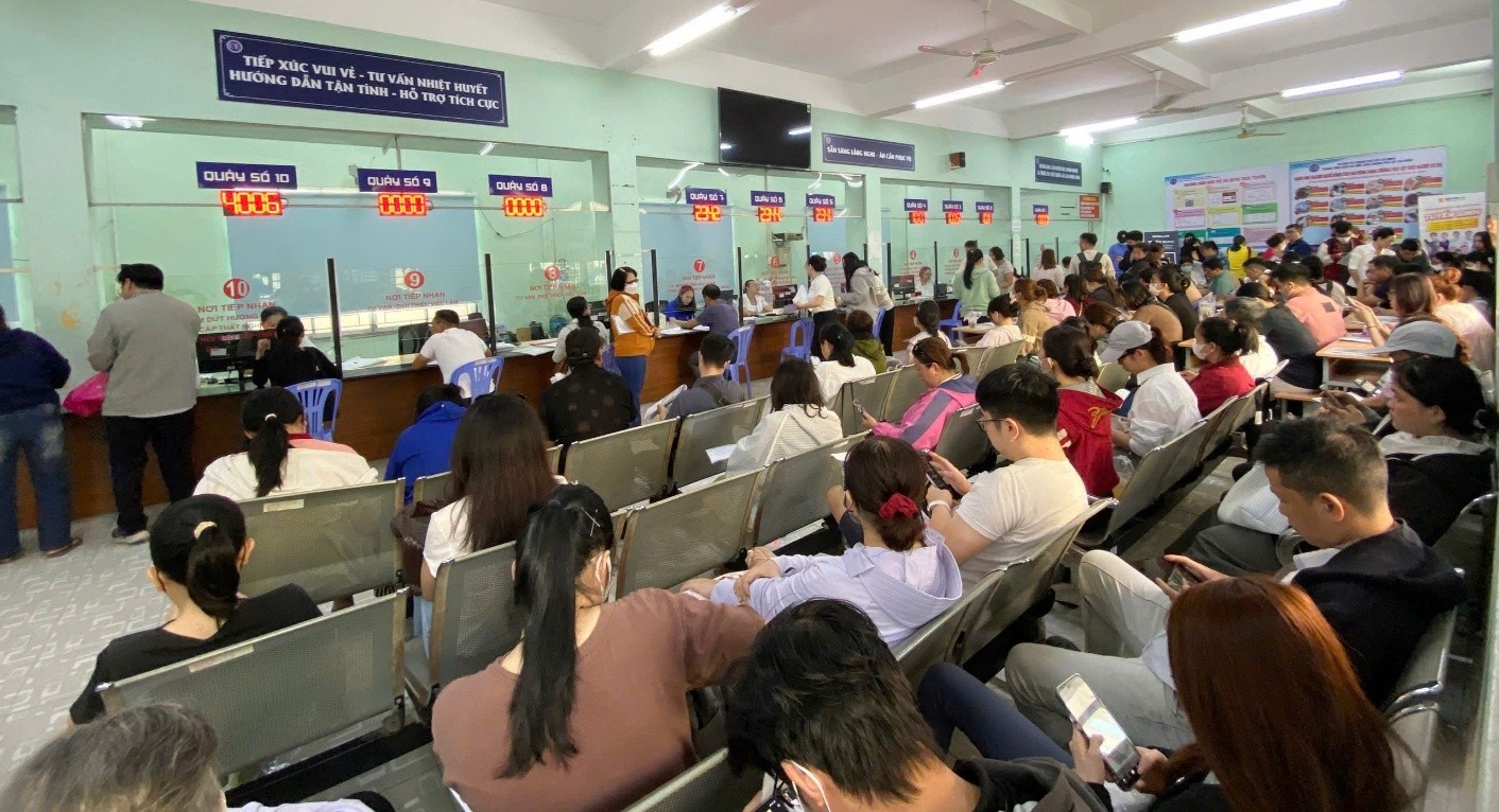 Người lao động đang chờ làm thủ tục hưởng TCTN tại Trung tâm